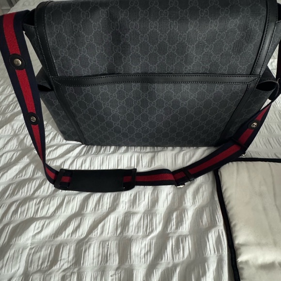 Gucci Kids GG Supreme Baby Messenger Changing Bag - Picture 5 of 11